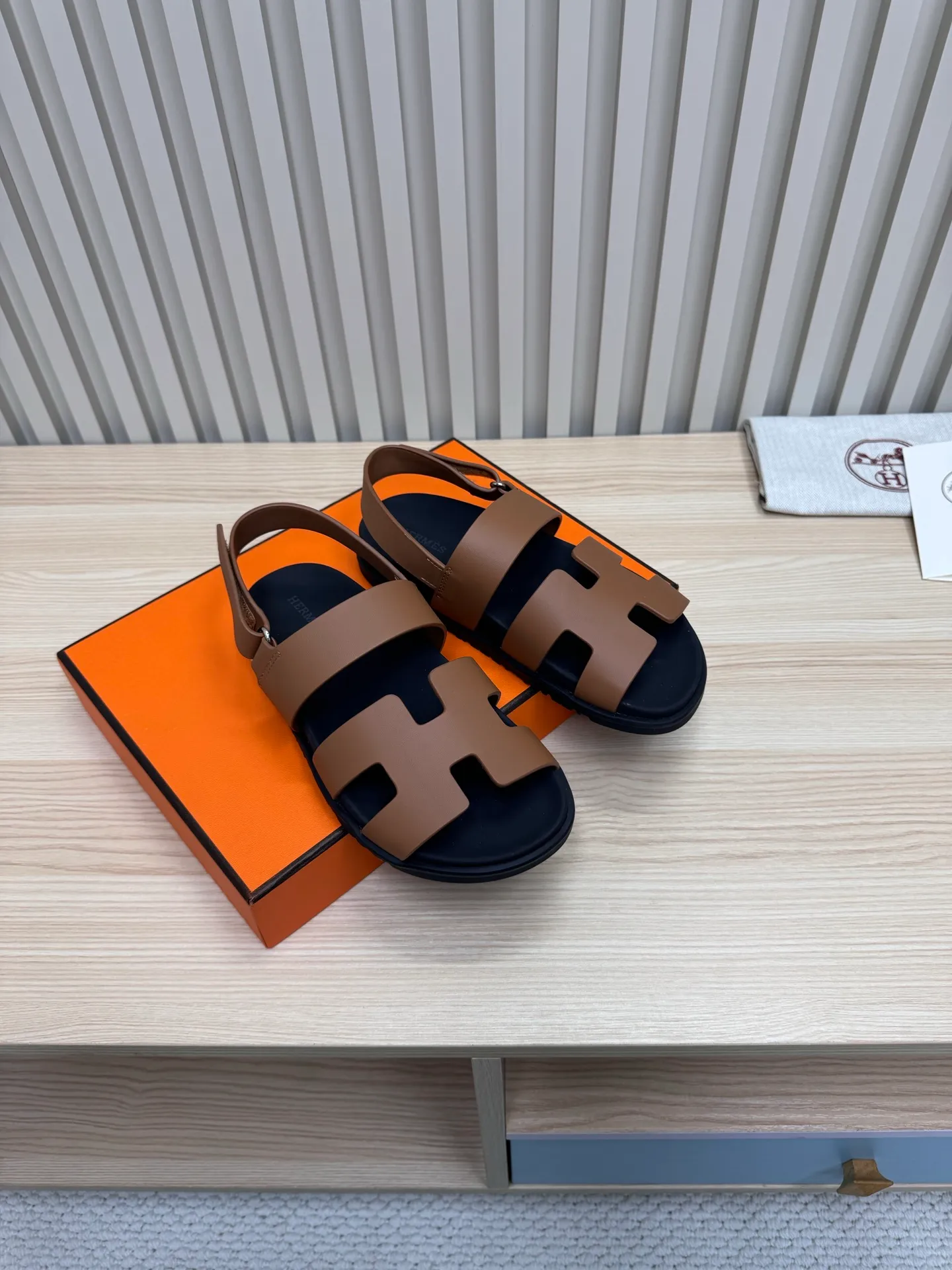 👟👟Ex-factory price 502👟👟Hermes🐎The extremely popular couple’s second uncle slippers/golden sandals and slippers, paired with various colorful socks, are so trendy!  ———————— Upper: imported cowhide/sheep leather/cloth/palmprint leather lining: imported cowhide/sheepskin outsole: Tpu non-slip and wear-resistant outsole Female size: 35-42 (40.41.42 non-returnable and non-exchangeable) Male code: 39-45 (45 non-returnable and non-exchangeable)